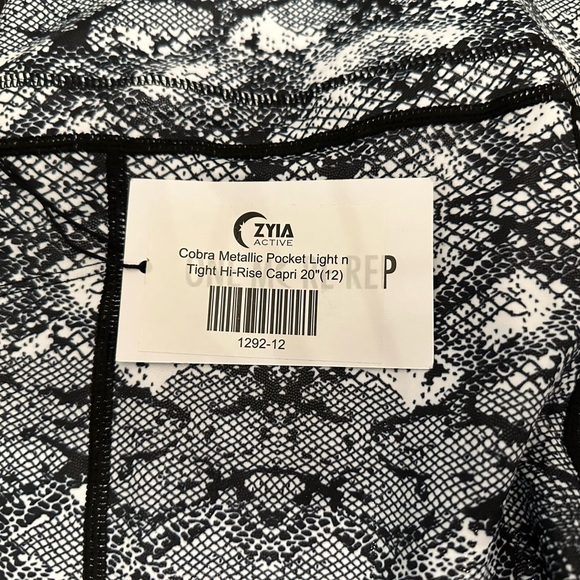 Zyia Light n Tight Pocket High Rise Capri 20” in Cobra Metallic - Picture 12 of 13